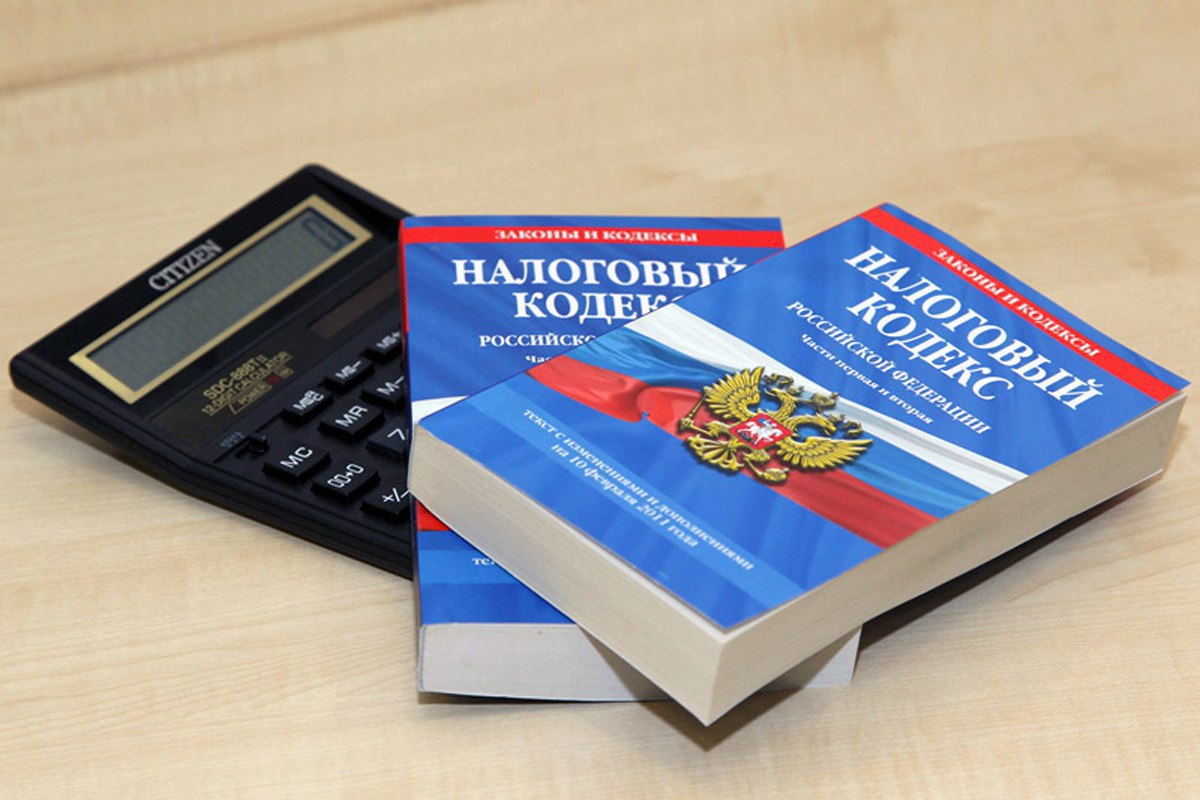 15% жителей Нижнего Новгорода одобрили инициативу о введении в России налога для обеспеченных безработных. Об этом говорят результаты опроса сервиса SuperJob. Не поддерживают идею ученого 64% участников опроса. Респонденты недоумевают, с каких средств неработающие ребенок и домохозяйка будут платить налоги. Больше противников введения налогов для группы граждан среди нижегородцев в возрасте до 35 лет 70% . Особенно много споров вызвало попадание в список «профессиональных бездельников» домохозяек.