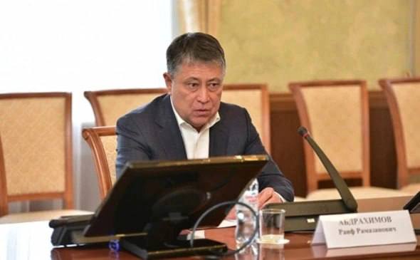 Главу Башспирта Раифа Абдрахимова оставили в СИЗО еще на месяц Советский райсуд Уфы 26 сентября продлил меру пресечения в виде заключения под стражу генеральному директору АО Башспирт Раифу Абдрахимову Он останется в СИЗО до 30 октября Абдрахимова задержали в конце августа по делу о превышении полномочий По версии следствия после назначения на должность гендиректора Башспирта в августе 2022 года он продолжил экономически невыгодные для госпредприятия взаимоотношения с юрлицом и ИП по аренде нежилых зданий в Уфе Договоры аренды заключенные прошлыми топ менеджерами не были расторгнуты В итоге до декабря 2024 года убытки Башспирта оцениваются в более чем 103 млн руб Источник РБУ Уфа Подпишитесь на ufa rb