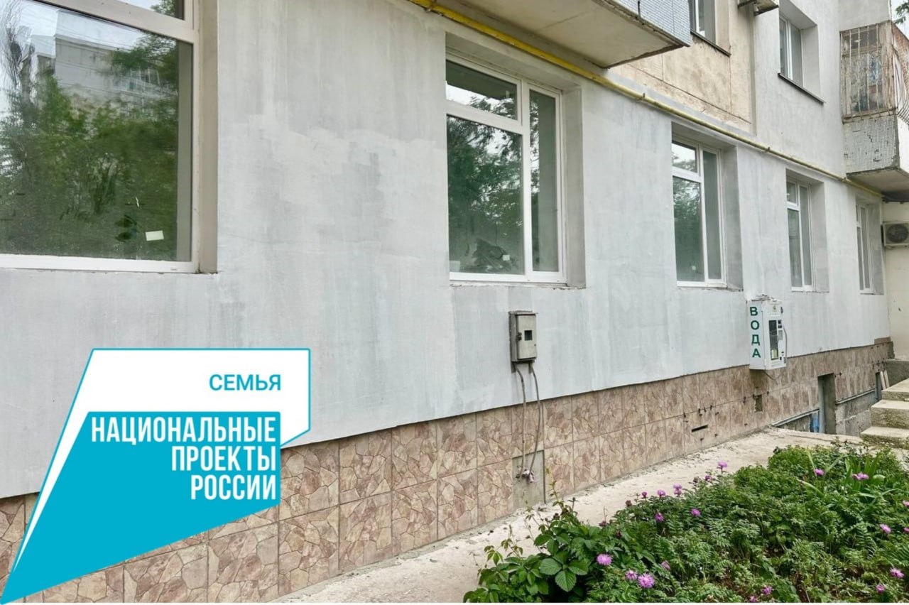 В Евпатории продолжается ремонт двух библиотек    Так, в юношеской библиотеке №14 им. И. Сельвинского рабочие уже завершили фасадные и демонтажные работы, установили новые оконные блоки. В ближайшее время они будут подготавливать основание под стяжку пола и монтировать систему отопления. Строительная готовность объекта — 60%.    В детской библиотеке №2 им. Леси Украинки специалисты уже выполнили большую часть работ — готовность объекта 94%. Учреждение обслуживает около 1500 читателей и функционирует с начала 1980-х годов.  Мероприятия реализуются в рамках нацпроекта «Семья».  #РеспубликаКрым