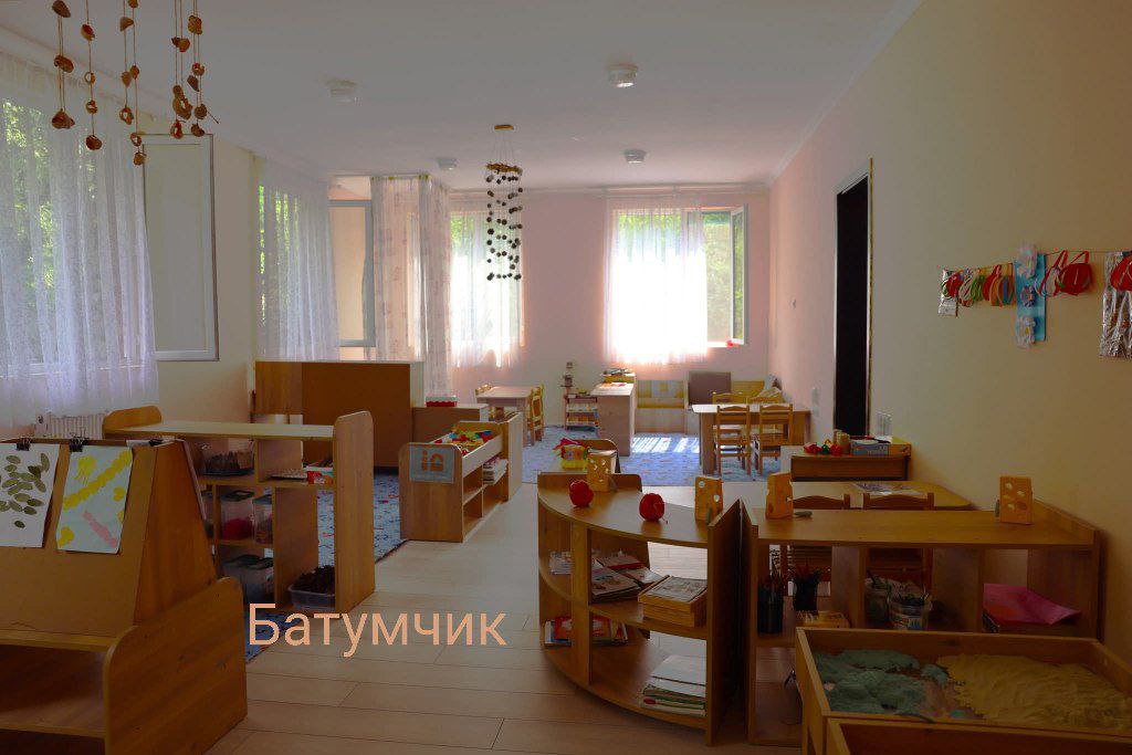 В селе Хичаури завершена реконструкция детского сада Мэр Шуахеви Омар Такидзе вместе с представителями Сакребуло осмотрел обновлённый детский сад в селе Хичаури. Учреждение рассчитано на 50 воспитанников и теперь полностью оборудовано всем необходимым для создания безопасной и комфортной среды. В рамках проекта были проведены ремонтные работы внутренних помещений: заменены полы, проведены коммуникации, обновлены санузлы и выполнены косметические работы. Обустроен двор и игровая площадка, установлены тенты, скамейки и деревянный домик для детей. Завершены работы и в детских садах сёл Шубни, Дгвани и Хабелашвили. Общая стоимость реконструкции составила 90 200 лари.