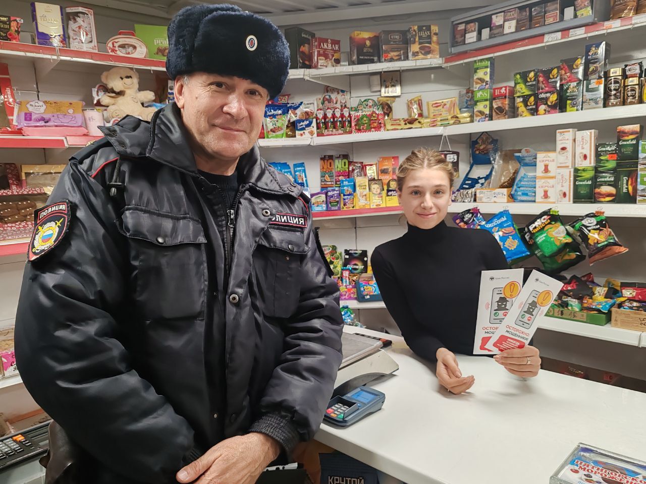 Кировские полицейские провели акцию «Стоп: мошенник»   В её рамках полицейские провели беседы на улицах и в торговых заведениях округа, рассказали о самых распространённых схемах обмана, а также напомнили, что чаще всего злоумышленники используют мобильную связь и интернет.   Стражи порядка призвали скептически относиться к звонкам и сообщениям с неизвестных номеров и не сообщать персональные данные незнакомым людям, а в случае необходимости незамедлительно обращаться в полицию. И вручили всем участникам акции информационные памятки с номерами телефонов отдела полиции.   Фото О. Коноваловой