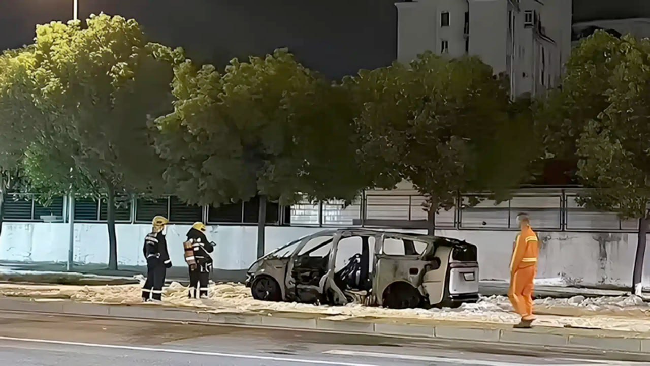 Li Auto отзывает свыше 11 тыс машин после возгорания минивэна в Китае Китайская компания Li Auto Lixiang объявила об отзыве 11 411 электромобилей Li Mega 2024 года выпуска По данным Государственного управления по регулированию рынка КНР решение приняли из за возгорания одного из минивэнов в Шанхае Инцидент произошел в конце октября когда в шанхайском районе Сюйхуэй полностью сгорел электроминивэн Li Mega Автомобиль спокойно ехал по дороге когда в районе шасси где расположена батарея CATL Qilin вспыхнул огонь На несколько секунд пламя охватило кузов но двери автоматически разблокировались и водитель с пассажиром успели покинуть салон На место прибыли представители Li Auto которые совместно с пожарными начали расследование Отзыв стартует 7 ноября 2025 года и затронет электромобили выпущенные с 18 февраля по 27 декабря 2024 го kursivm kursiv news