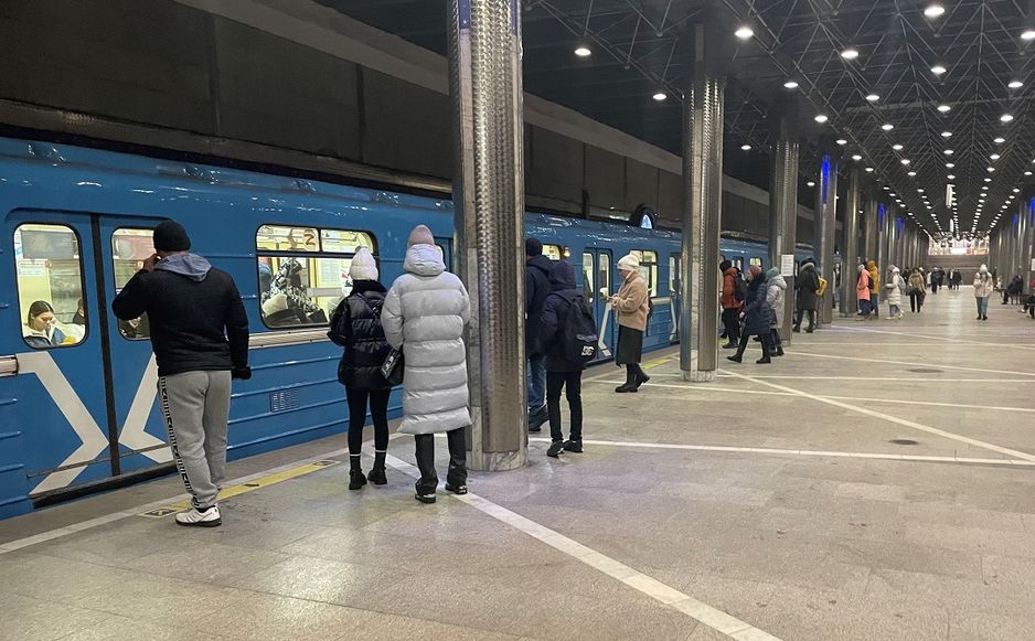 На 1,8 млн человек выросло количество пассажиров новосибирского метро.  Пассажироперевозка в Новосибирском метро продолжает расти.    По итогам десяти месяцев текущего года пассажироперевозка в Новосибирском метрополитене выросла по сравнению с аналогичным периодом прошлого года на 1,795 млн человек.  Рост составил 2,6%. Всего на сегодня перевезено 71 млн 501 тыс. 856 пассажиров. Напомним, что в 2023 году пассажироперевозка достигла 84 млн 529,7 тыс. пассажиров.