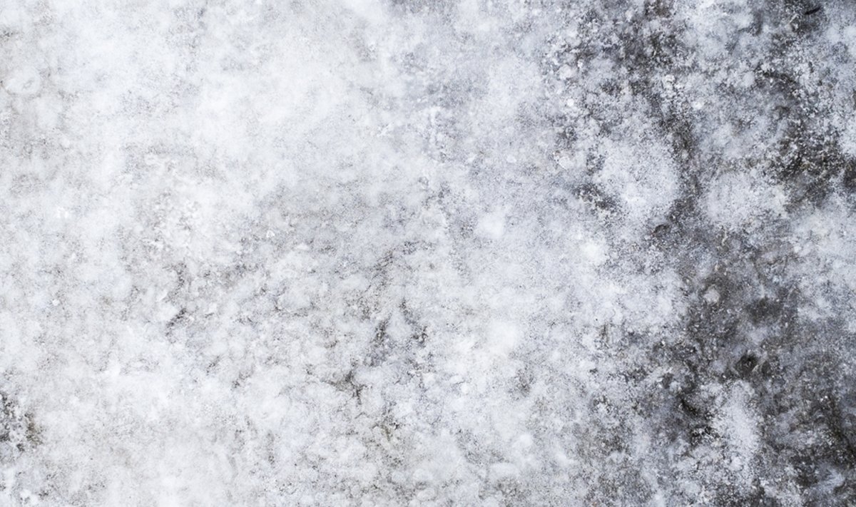 Мужчина пересёк границу с Россией по льду ради селфи пограничники оштрафовали нарушителя В Шакяйском районе пограничники оштрафовали мужчину который пешком по льду реки Шешупе пересёк литовско российскую границу Нарушитель объяснил поступок просто хотел сделать эффектное селфи   44 летний житель Радвилишкского района впервые нарушил правила признал вину и раскаялся штраф составил 35 евро по закону грозит 70 140 евро Пограничники напоминают зимой такие случаи учащаются из за льда на реках пересечение центральной линии реки уже считается нарушением даже без выхода на берег это опасно не только из за нестабильного льда но и из за чувствительной геополитической ситуации последствия могут быть серьёзными www delfi lt a 120204003