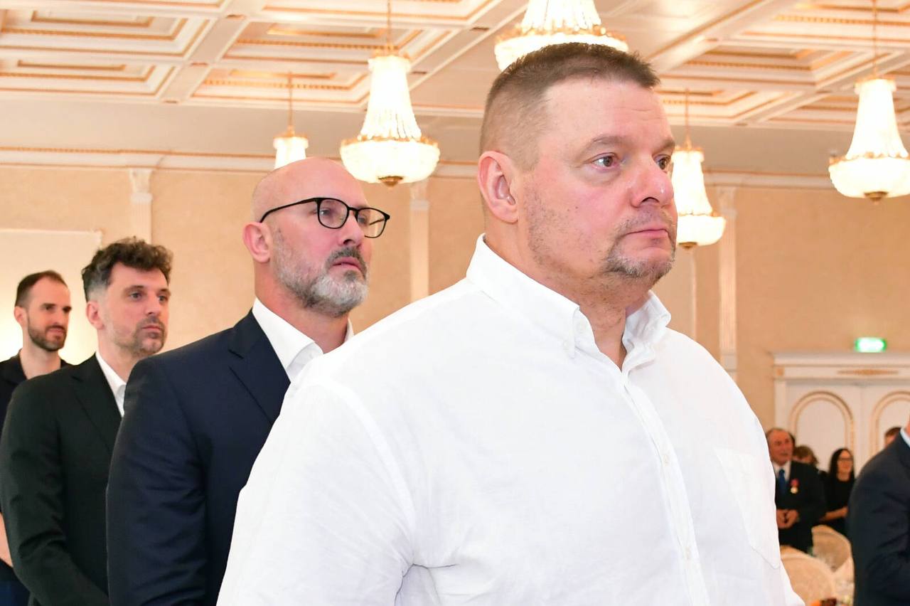 Рустам Минниханов: Волейбольный клуб «Зенит-Казань» добился выдающихся спортивных результатов на российской и международной арене Сегодня в Казанском Кремле прошло торжественное мероприятие, посвященное 25-летию мужского волейбольного клуба «Зенит-Казань» – чемпиона России по волейболу сезона 2024-2025 годов. Рустам Минниханов поздравил коллектив «Зенит-Казань» с 25-летним юбилеем и с завоеванием рекордного 13 титула чемпионов России. Раис Татарстана также отметил, что неоценимый вклад в победу мужской волейбольной сборной России на Олимпиаде в Лондоне в 2012 году внесли сразу 5 игроков татарстанской команды, а командой руководил легендарный тренер Владимир Романович Алекно. Об этой победе 8 мая в кинопрокат вышел фильм «Финал». Затем Рустам Минниханов вручил ряд государственных наград: Орден «Дуслык», медаль ордена «За заслуги перед Отечеством» II степени, «Зенит-Казань», медаль «За доблестный труд» «Зенит-УОР», «Заслуженный работник физической культуры Российской Федерации», «100 лет образования ТАССР». «В чемпионате России сезона 2024-2025 годов наша команда в очередной раз продемонстрировала яркую и бескомпромиссную игру, высочайшее спортивное мастерство, командный дух и стремление к победе. Безусловно, успех команды – результат планомерной, целеустремленной работы всего коллектива. Слова благодарности руководству команды, игрокам тренерскому составу во главе с Алексеем Игоревичем Вербовым и всему административному персоналу», - сказал Рустам Минниханов.