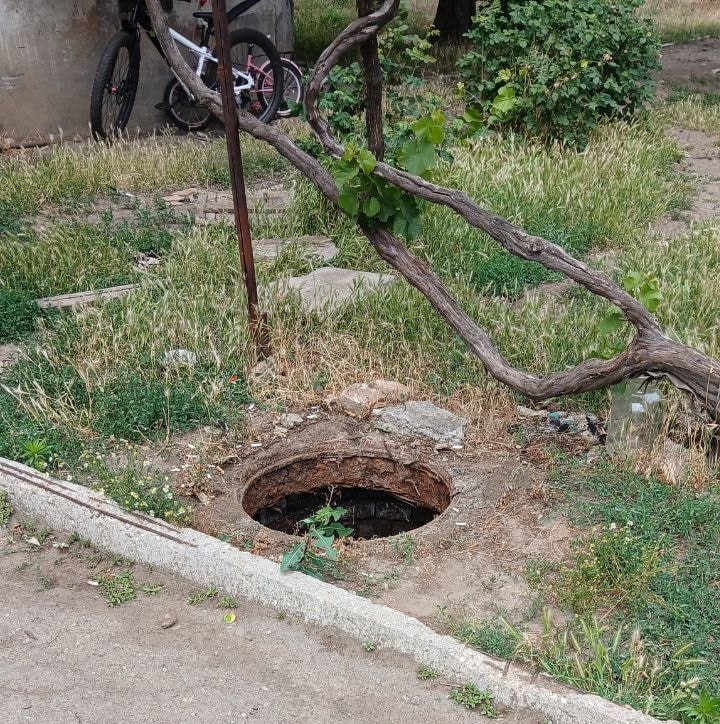 В селе Кирово опасные канализационные колодцы закрыли крышками По инициативе заведующей территориальным отделом Кировской группы сёл, секретаря первичного отделения партии «Единая Россия» в с.Кирово местные умельцы изготовили бетонные люки и деревянные настилы и закрыли ими канализационные колодцы. Открытые колодцы, особенно возле многоквартирных домов, создавали угрозу жизни и здоровью взрослых и детей. Люди опасались, что кто-то из пешеходов мог провалиться в колодец и получить травму. Сейчас эта проблема решена. Благодарю односельчан, кто откликнулся на мою просьбу, кто принимал участие в изготовлении люков и закрывал ими канализационные колодцы, - отметила заведующая территориальным отделом Кировской группы сёл, секретарь первичного отделения партии «Единая Россия» Людмила Черная.