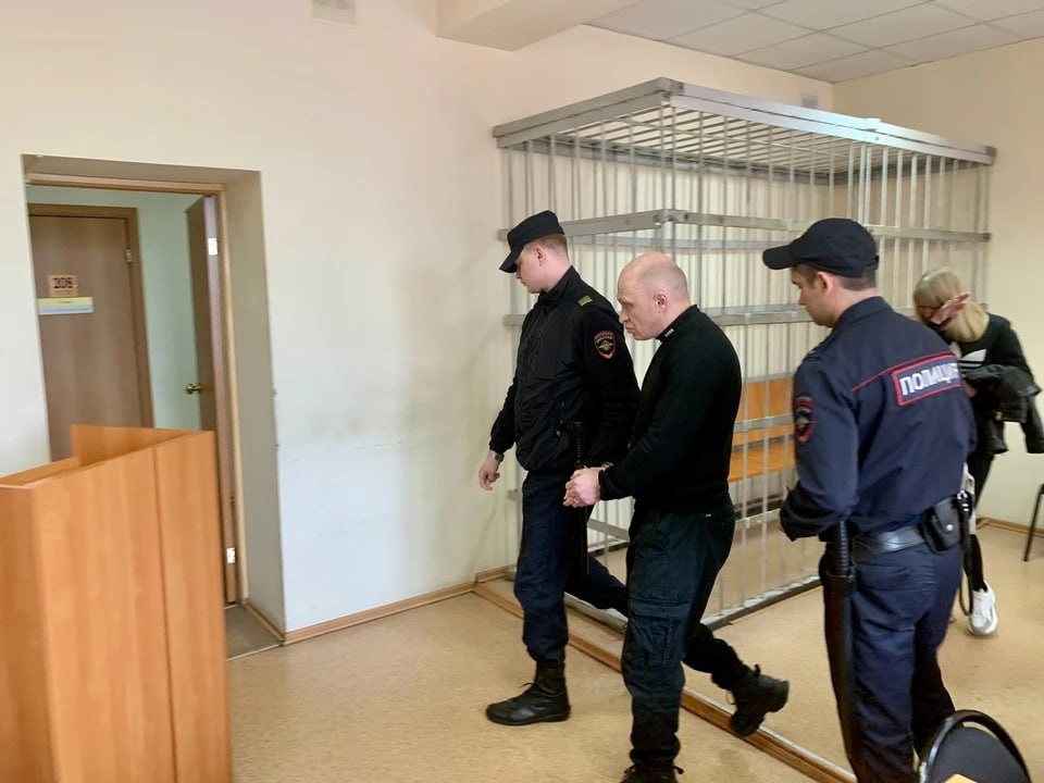 Челябинец проведет полтора года в колонии за взрыв гранаты в ТК «Кольцо» Советский райсуд Челябинска вынес приговор по делу о взрыве гранаты в ТК «Кольцо». Инцидент произошел осенью 2023 года. Мужчина, у которого в биографии уже есть несколько судимостей, напился допьяна и решил победокурить. Он швырнул учебную гранату в тамбур ТК и убежал. Граната взорвалась, грохот напугал посетителей комплекса. Как сообщили в пресс-службе суда, мужчину признали виновным в хулиганстве с применением предмета, используемого в качестве оружия. Челябинца приговорили к полутора годам заключения в колонии общего режима. Его взяли под стражу в зале суда.