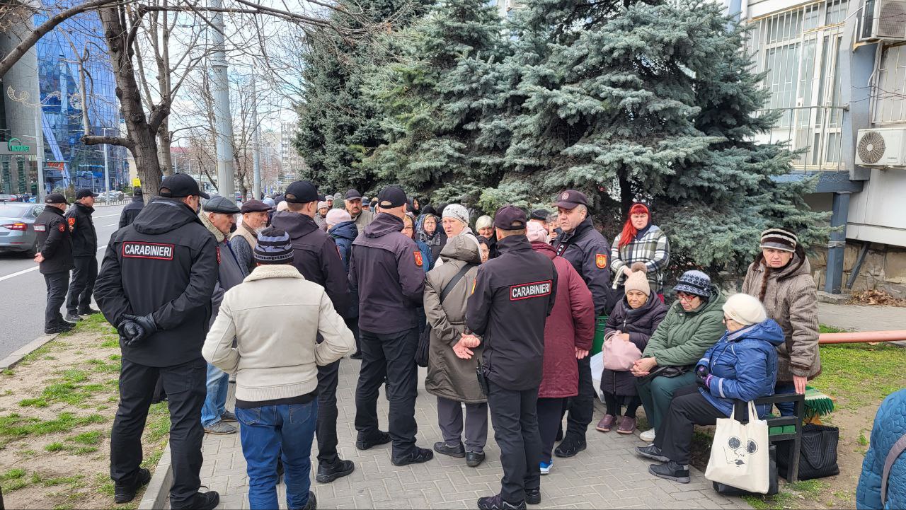 У здания кишиневского суда сейчас так.  Ожидается оглашение приговора оппозиционному депутату Александру Нестеровскому.  Полиция не подпускает сторонников оппозиции, которые пришли поддержать депутата.