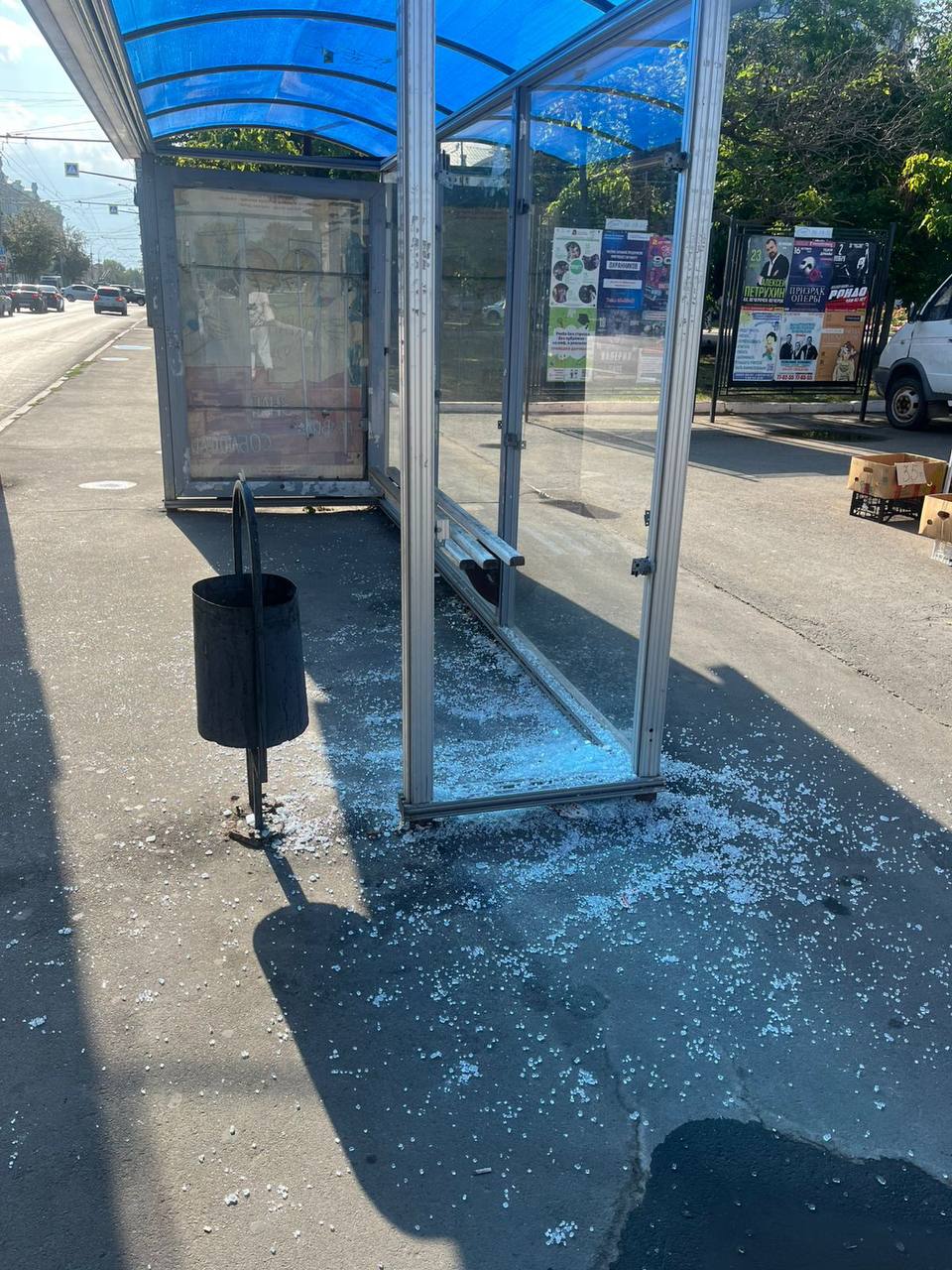 На Театральной площади вандалы разбили остановку Заявление об инциденте направят в отдел полиции №1. В ближайшее время проведут работы по восстановлению павильона. Саратовцев просят бережнее относиться к объектам благоустройства города Прислать новость
