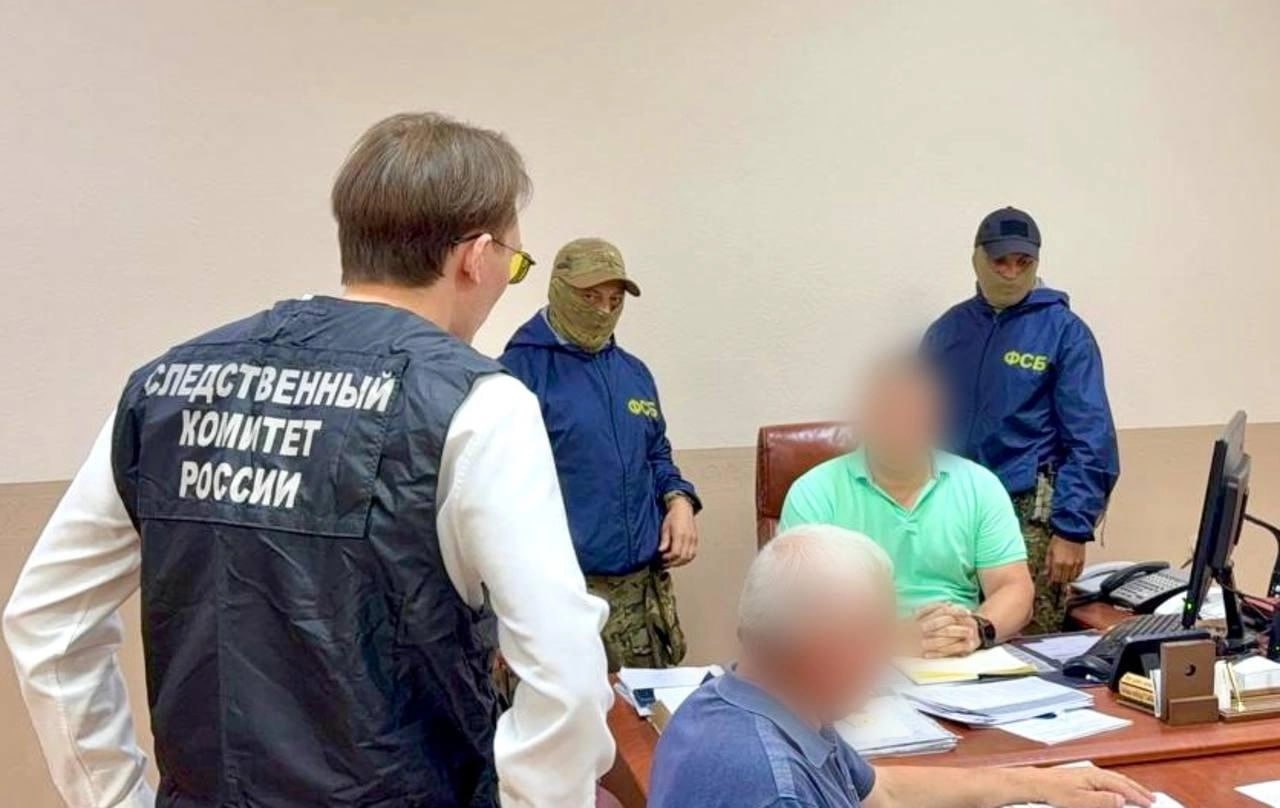 Заведено уголовное дело на начальника управления материально-технического снабжения завода Кургана, который производит трубопроводную и фонтанную арматуру. Ему предъявлены обвинения в коммерческом подкупе, сообщает СК по Курганской области. Название предприятия не раскрывается. По версии следствия, в 2018–2022 годах фигурант получил от представителей двух свердловских компаний более 1,3 млн рублей за гарантированное заключение договоров купли-продажи продукции. Следователи возбудили уголовные дела и на представителей свердловских компаний, которые дали признательные показания и сотрудничают со следствием. Начальник управления материально-технического снабжения курганского завода под домашним арестом.