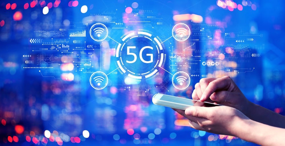 Минцифры рассчитывает на коммерческий запуск сетей 5G в России сообщают Ведомости Запуск новых сетей ожидается в отдельных городах и районах массовый доступ к технологии для пользователей прогнозируется в мегаполисах в 2027 2028 годах По оценкам отечественных операторов связи стоимость внедрения 5G может превысить 100 млрд рублей При таких вложениях окупаемость запуска сетей пятого поколения в одной только Москве может занять от 20 до 30 лет