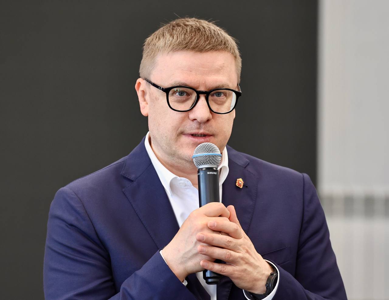 На фоне состоявшегося заседания Комиссии Госсовета РФ акции Текслера пошли вверх   Накануне губернатор Челябинской области Алексей Текслер, возглавляющий Комиссию Государственного совета Российской Федерации по направлению «Экономика и финансы», провел заседание, посвященное вопросам обеспеченности региональных бюджетов.  Аналитический телеграм-канал ПолитБрокер сегодня опубликовал свежий рейтинг «Биржи губернаторов». В него вошли всего два руководителя субъектов: Алексей Текслер  Челябинская область  и Махмуд-Али Калиматов  Республика Ингушетия . При этом эксперты канала акции подняли только у главы Южного Урала.  По нашему мнению рост акций у Алексея Текслера стал логичным продолжением озвученных губернатором инициатив в рамках возглавляемой им Комиссии, направленных на улучшение ситуации в субъектах РФ.  Так, губернатор Челябинской области предложил рассмотреть вопрос об инвестиционном налоговом кредите, возможность предоставления дополнительных дотаций на сбалансированность бюджетов, обеспечить превышение установленных уровней дефицита и госдолга на сумму расходов, связанных с СВО и ряд других инициатив.  Дополним, в рамках Комиссии ее участниками стали заместители министра финансов РФ, председатель Комитета Совета Федерации по бюджету и финансовым рынкам, представители Счетной Палаты РФ, Государственной Думы, Совета Федерации и главы субъектов РФ.