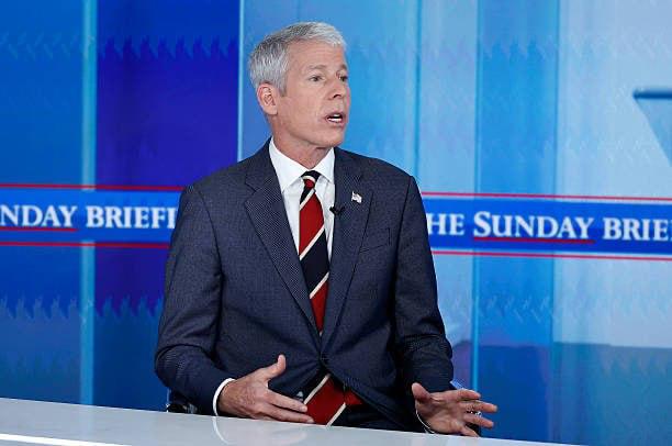 США уже реализовали продажу венесуэльской нефти на сумму свыше 1 млрд а в ближайшие месяцы ожидаются дополнительные сделки еще примерно на 5 млрд заявил телеканалу NBC министр энергетики США Крис Райт По словам Райта взаимодействие Вашингтона и Каракаса началось чрезвычайно успешно власти Венесуэлы уже внесли масштабные позитивные изменения включая пересмотр закона об углеводородах Министр также отметил что США обладают значительными рычагами влияния на Каракас поскольку основной источник доходов венесуэльского правительства связан с нефтяными поступлениями Если они будут двигаться по пути позитивных изменений выгодных американцам и улучшающих перспективы жизни людей в Венесуэле эти средства будут поступать Если они отклонятся от этого курса у нас просто колоссальные рычаги влияния подчеркнул глава минэнерго США