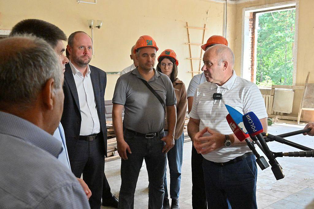 В Хабаровске завершается капитальный ремонт Дома культуры в посёлке имени Горького  Здание 1939 года постройки сохранит исторические элементы - лепнину и старинные люстры. После реконструкции учреждение станет современным культурным центром для жителей микрорайона.    Реконструкция объекта позволит создать комфортное пространство для мероприятий и занятий творчеством. Проект направлен на сохранение культурного наследия и развитие инфраструктуры района.  Фото: Мэрия Хабаровска   AmurMedia   Прислать новость