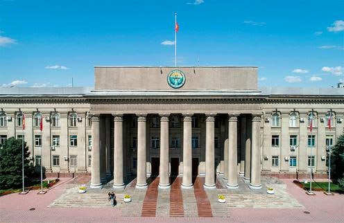 Президент Кыргызстана Садыр Жапаров 16 февраля подписал указы об отставке сразу трех министров От занимаемой должности освобожден министр транспорта и коммуникаций Абсаттар Сыргабаев Исполняющим обязанности главы министерства назначен Талантбек Солтобаев Пост министра природных ресурсов экологии и технического надзора утратил Медер Машиев Его место занял с приставкой и о Акыл Токтобаев В отставку отправлен и министр чрезвычайных ситуаций Бообек Ажикеев Исполнять обязанности главы МЧС будет Урматбек Шамырканов Актуальные новости из Центральной Азии fergananews