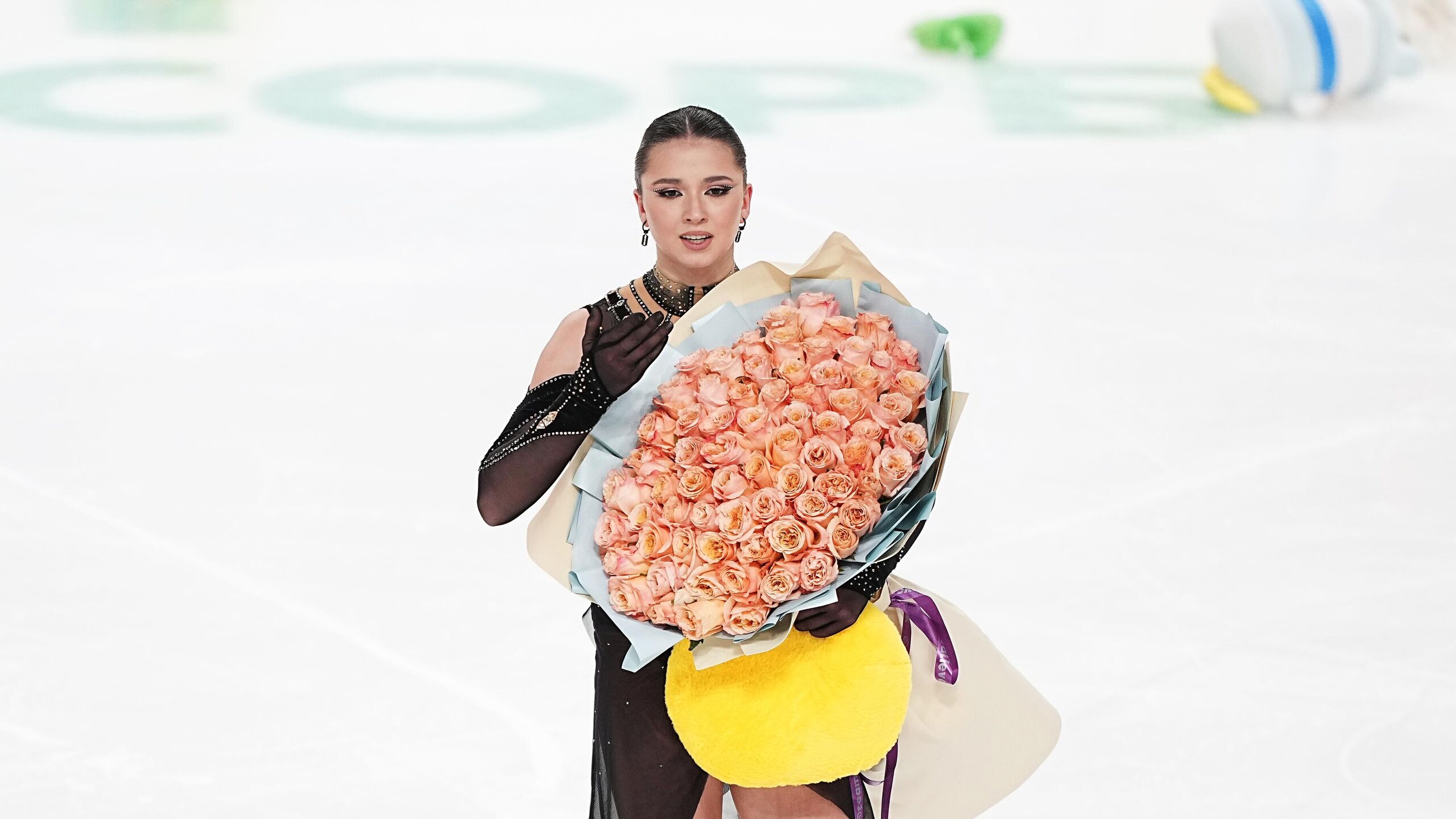 Фигуристка Камила Валиева выступит в предматчевом шоу в рамках вынесенных встреч регулярного чемпионата Континентальной хоккейной лиги КХЛ в Китае в марте сообщается на сайте турнира В рамках KHL World Games Шанхайские драконы 5 марта сыграют в Шанхае против новосибирской Сибири 7 марта против астанинского Барыса Валиевой 19 лет Она серебряный призер чемпионата России 2021 чемпионка мира среди юниоров 2020 победительница Финала юниорской серии Гран при ISU 2019 20 победительница двух этапов взрослой серии Гран при ISU Спортсменке принадлежат мировые рекорды в короткой и произвольной программах а также по сумме баллов В конце декабря завершилась четырехлетняя дисквалификация фигуристки за нарушение антидопинговых правил В январе Валиева объявила что выступит на чемпионате России по прыжкам и Кубке Первого канала