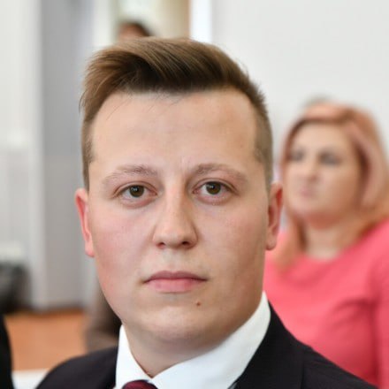 Уголовное дело о превышении полномочий заведено на бывшего министра ЖКХ и энергетики Забайкальского края Алексея Головинкина Уголовное дело в отношении Головинкина возбуждено 19 декабря 2025 года следователями регионального следственного управления СК России по пунктам в е ч 3 ст 286 УК РФ превышение должностных полномочий с причинением тяжких последствий из иной личной заинтересованности сообщили в краевой прокуратуре По данным ведомства дело связано с проектом газификации частных домовладений Читы который реализуется в столице Забайкалья с 2022 года в рамках нацпроекта Экология Региональное министерство ЖКХ энергетики цифровизации и связи в мае 2023 года предоставило субсидию на обеспечение затрат в сумме 700 млн рублей фирме которое для проведения строительно монтажных работ привлекло в качестве подрядчика другое юрлицо Зная об этом проживающий в Москве гендиректор конкурирующей организации также занимающейся газификацией Читы решил похитить бюджетные средства для чего вовлек в преступную группу двух своих знакомых и руководителя подрядчика По данным прокуратуры с июня по август 2023 года члены организованной группы через фиктивные договоры и выдачу беспроцентных займов 5 физическим лицам похитили 49 млн рублей Обвиняемые задержаны и арестованы При этом сроки газификации Читы были сорваны