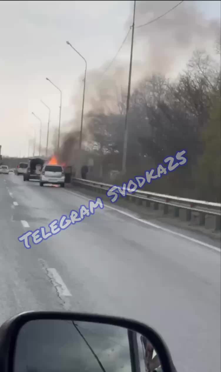 Пожар на трассе: малолитражный автомобиль сгорел перед развязкой