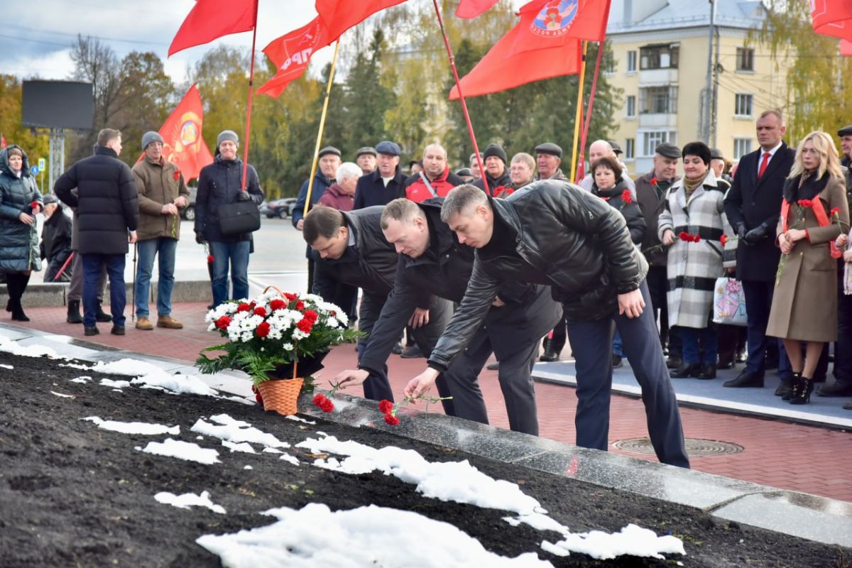 Клычков с десятками орловцами почтили память лидера октябрьского переворота     7 ноября сторонники КПРФ традиционно отмечают «праздник Великого Октября». Губернатор Андрей Клычков и зампред облсовета Иван Дынкович возложили красные гвоздики к памятнику Владимиру Ленину на одноименной площади.  ↗  Прислать новость   Подписаться