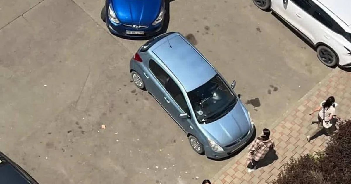 Облицовка здания посыпалась на людей и автомобиль в Краснодаре На улице Ковалева, 46 в жилом комплексе «Янтарный 2» упала штукатурка и куски бетона с межплиточных швов. Это не первый подобный случай, и граждане опасаются, что инциденты могут привести к травмам или гибели людей. Жители комплекса обеспокоены бездействием управляющей компании «Янтарная», которая, по их мнению, не принимает должных мер для предотвращения происшествий. «Краснодара ДТП и ЧП КРДДТП» /фото/видео для публикации или заказать рекламу: «Утренний Юг»