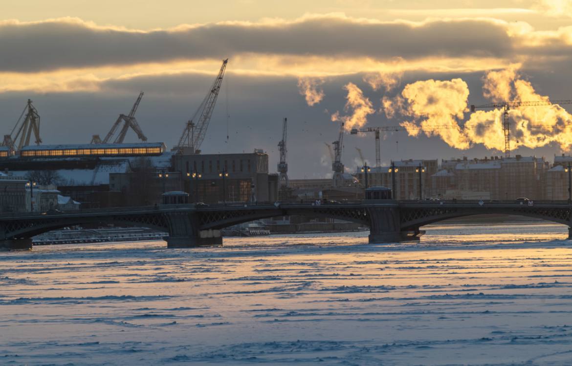 Территорию на Ново Адмиралтейском острове начали планировать под жильё Распоряжение о подготовке проекта планировки территории ППТ опубликовал комитет по градостроительству и архитектуре Помимо жилого комплекса там намерены построить соцобъекты Ново Адмиралтейский остров расположен в исторической части города между рекой Невой Ново Адмиралтейским каналом и рекой Мойкой Предполагается что там построят многоэтажные дома объект культурно досуговой деятельности а также школу детский сад и поликлинику Примечательно что появятся на острове и причалы для маломерных судов Михаил Тихонов ДП Подписаться на ДП в Telegram MAX