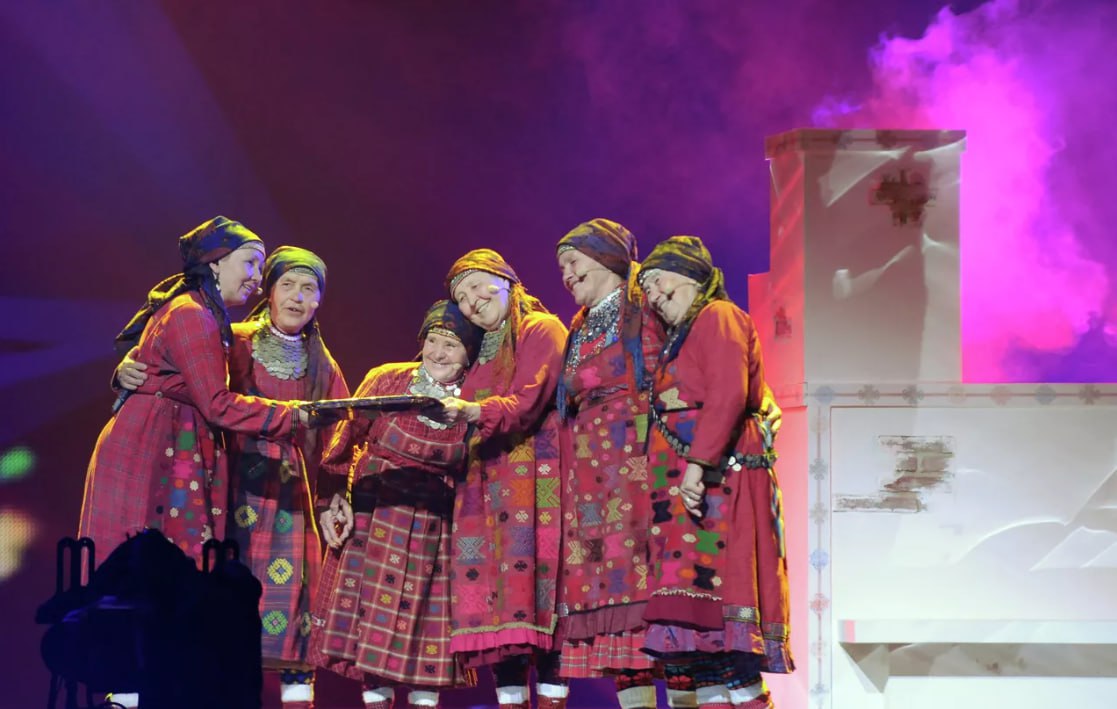 "Бурановские бабушки" попали в базу украинского экстремистского сайта "Миротворец". Их личные данные появились на сайте якобы за нарушение границ Украины, неоднократные выступления с концертами в Крыму и в Донбассе.