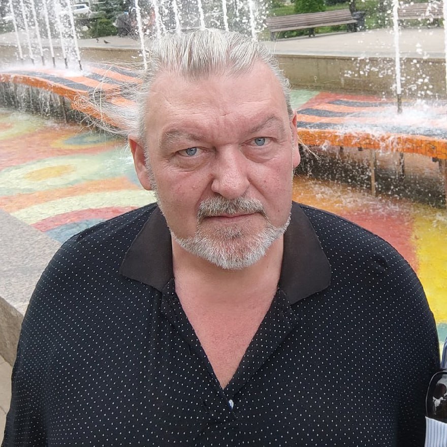 Умер основатель бренда «У Палыча» Андрей Сульдин Об этом сообщает 63.ру со ссылкой на журналистку Марию Рудой. Позже информацию подтвердили представители торговой марки. История торговой марки «Палыча» началась с открытия Сульдиным кафе в 1991 году, которое переросло в ресторан, а ресторанный бизнес — в торговлю пельменями на вынос. Свое название бренд получил по отчеству его основателя. К 1995 году было запущено производство пельменей, торты от «Палыча» начали выпускаться через два года. Согласно информации с сайта компании, «Палыч» сейчас производит 1450 видов продукции, которые продаются в Центральном, Приволжском, Северо-Западном и Южном федеральных округах. В 2022 году торговая марка компания стала победителем конкурса «Достояние губернии» в категории «Товары народного потребления». По данным 63.ру, сам Сульдин в последние годы уже не являлся хозяином торговой марки, названной в его же честь. Депутат Госдумы Михаил Матвеев говорил, что бизнес у основателя компании «отжали» : Михаил Матвеев / ВКонтакте