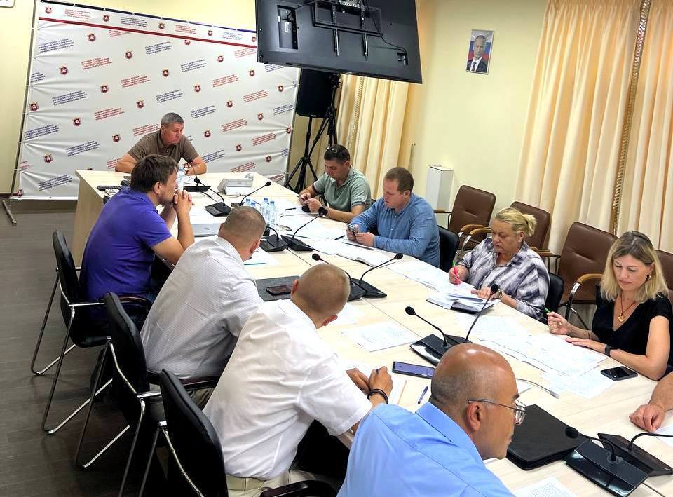 Под руководством заместителя Председателя Совета министров Республики Крым Николая Воробьева состоялось еженедельное совещание в ГКУ РК «Инвестстрой».   На повестке дня были рассмотрены актуальные и проблемные вопросы объектов строительства в рамках государственной программы Российской Федерации «Социально-экономическое развитие Республики Крым и г. Севастополя».  По итогам совещания Николай Воробьев уточнил задачи для руководителей служб государственного заказчика и подрядных организаций относительно сроков реализации строительных объектов, установленных государственными контрактами. Были даны конкретные указания по оптимизации процессов и повышению ответственности всех участников строительного процесса за выполнением условий государственных контрактов.   Подробнее – на портале Минстроя Крыма: