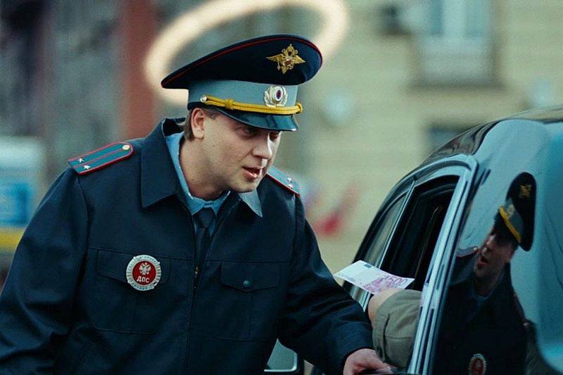 Камчатский водитель приговорен к трём годам колонии за попытку дать взятку гаишнику Мужчина предложил 100 000 рублей начальнику местного ГИБДД за уничтожение административного протокола составленного за вождение в нетрезвом виде Сотрудник полиции отказался от взятки Суд также оштрафовал мужчину на 1 миллион рублей а деньги предназначавшиеся для взятки конфискованы в доход государства Подписаться Предложка Чат