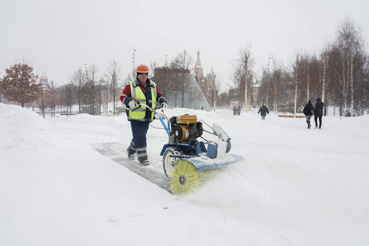 Сугробы в Москве подросли до 60 см а в некоторых районах и того выше Рекорд для 29 января принадлежит 1994 году когда высота снежного покрова достигла 61 см однако в столице продолжается снегопад так что есть шанс повторить этот показатель сообщил синоптик Евгений Тишковец Подпишись на Агентство Москва