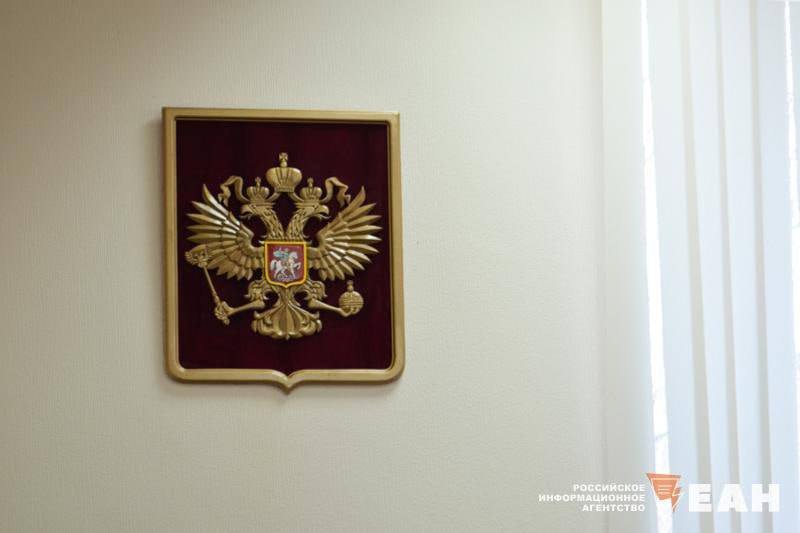На 30 тысяч рублей оштрафовали певицу Наоко за исполнение песни Монеточки Накануне Диана Логинова так зовут артистку на самом деле вышла из спецприемника после 12 дневного ареста за организацию несанкционированного митинга но порадоваться не успела ее тут же задержали снова обвинив в дискредитации российской армии за исполнение песен иноагентов Адвокат певицы утверждает что независимые эксперты не нашли в песнях признаков дискредитации а в суде не уточнили какая строчка вызвала претензии Такой же протокол получил барабанщик группы Стоптайм ранее отбывший 12 суток административного ареста Елизавета Гырдымова Монеточка внесена Министерством юстиции РФ в реестр иноагентов EanNews