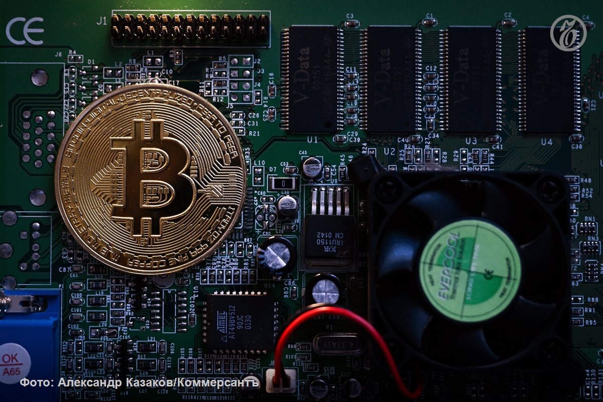 В Туркмении легализовали майнинг криптовалют и криптобиржи Соответствующий закон подписал президент Сердар Бердымухамедов Согласно закону о виртуальных активах добывать цифровую валюту смогут индивидуальные предприниматели и юридические лица При этом запрещается использовать оборудование третьих лиц без их ведома Майнеры должны будут пройти государственную регистрацию в Центробанке в обязательном порядке Реклама криптовалют в обязательном порядке должна содержать предупреждения о рисках информацию о том что виртуальные активы не обеспечиваются государством а также сообщения о возможной потере денег В документе указано что государство Туркмении не несет ответственности за обесценивание или потерю виртуальных активов Их стоимость не подлежит возврату Подписывайтесь на Ъ Оставляйте бусты