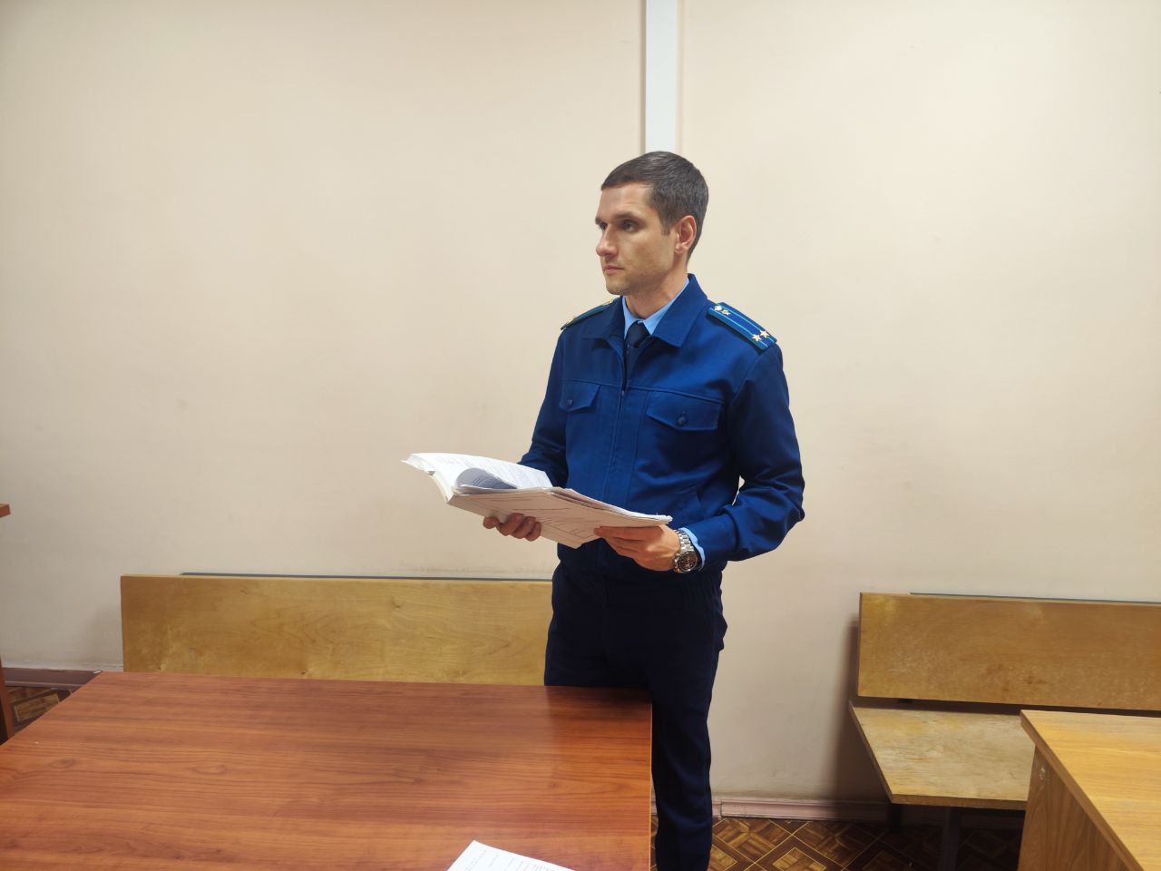 Прокуратура города Энгельса поддержала государственное обвинение по уголовному делу в отношении 29 летней местной жительницы Она признана виновной по ч 3 ст 30 пп а г ч 4 ст 228 1 УК РФ покушение на незаконный сбыт наркотического средства организованной группой в крупном размере В суде установлено что в августе 2025 года женщина через сеть Интернет устроилась на работу закладчиком наркотиков Намереваясь сбыть синтетическое наркотическое средство общей массой не менее 2 57 грамма она прибыла на территорию одной из турбаз в г Энгельс Однако довести свой преступный умысел до конца не смогла поскольку была задержана сотрудниками полиции С учетом позиции государственного обвинителя суд назначил виновной наказание в виде 7 лет 6 месяцев лишения свободы с отбыванием в исправительной колонии общего режима Мобильный телефон подсудимой конфискован в доход государства