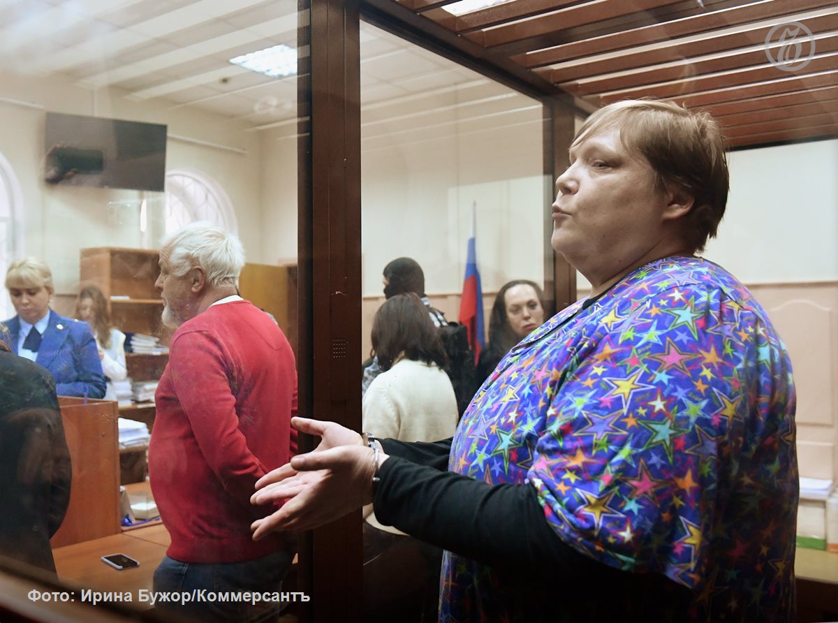 Журналистке Александре Баязитовой отменили смягчение приговора Владимирский областной суд удовлетворил представление прокуратуры и оставил госпожу Баязитову в колонии Журналистку в 2023 году признали виновной в вымогательстве у топ менеджера Промсвязьбанка Александра Ушакова Ее приговорили к пяти годам общего режима Еще 4 5 года получила медиатехнолог и интернет предприниматель Ольга Архарова 9 сентября Судогорский районный суд удовлетворил жалобу защиты на приговор госпоже Баязитовой В итоге ей назначили 10 месяцев и 18 дней принудительных работ вместо неотбытой части срока Как сообщалось господин Ушаков в 2022 году купил за 420 тыс руб в месяц блок на негатив у Telegram канала Адские бабки который администрировала Баязитова Позже представители канала предложили ему продлить блок но уже за 1 2 млн руб на три месяца Суд расценил это как акт вымогательства Подписывайтесь на Ъ Оставляйте бусты