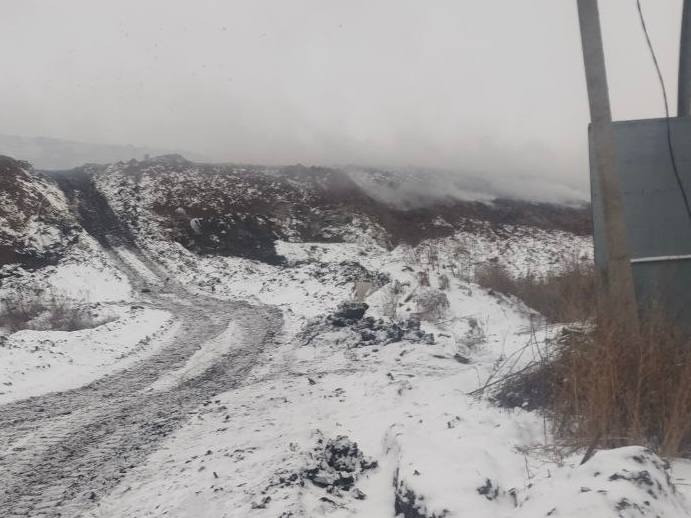 18 декабря на нерабочей карте восточного склона полигона ТБО Преображенка произошло задымление Площадь задымления составляет 250 кв м Для ликвидации очага на месте работает оперативный штаб задействовано 3 единицы спецтехники Проводится пересыпка грунтом Угрозы распространения нет Объект прекращает прием отходов с 1 января 2026 года готовится проект рекультивации МИНПРИРОДЫ