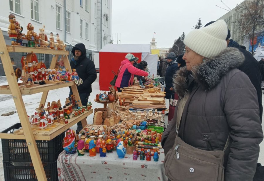 Предновогодние сельскохозяйственные ярмарки пройдут в Кузбассе   Завтра, 20 декабря, в преддверии новогодних праздников в семи городах Кузбасса пройдут сельскохозяйственные ярмарки.  В Кемерове с 9:00 до 14:00 на площади Советов товаропроизводители из Кемеровского, Промышленновского, Топкинского, Крапивинского, Юргинского, Яшкинского, Ленинск-Кузнецкого округов и Анжеро-Судженска предложат широкий ассортимент молочной продукции, свежую баранину, говядину, свинину, яйцо, гусей, уток, рыбу, хлебобулочные и кондитерские изделия, мед. Потребкооперация привезет папоротник, ягоды, грибы, кедровые орехи.  В Новокузнецке предновогодняя ярмарка будет работать с 9:00 до 15:00 на площади Общественных мероприятий Центрального района. Горожане смогут посетить более 50 торговых точек, где будут представлены свежие продукты от лучших сельхозпроизводителей Кемеровской области и Алтайского края, товары мастеров народного творчества.