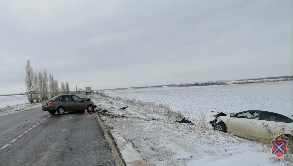 В массовом ДТП в Камышине погибла женщина-водитель. Сегодня утром на 139 км автодороги «Иловля-Ольховка-Камышин» столкнулись «Лада Гранта», Hyundai Solaris и «КаМАЗ».  На месте погибла 58-летняя водитель отечественной легковушки. Водитель иномарки был госпитализирован.   На месте работают экипажи Госавтоинспекции и следственно-оперативная группа. Движение по автодороге осуществляется в штатном режиме.   Подписаться   Прислать новость