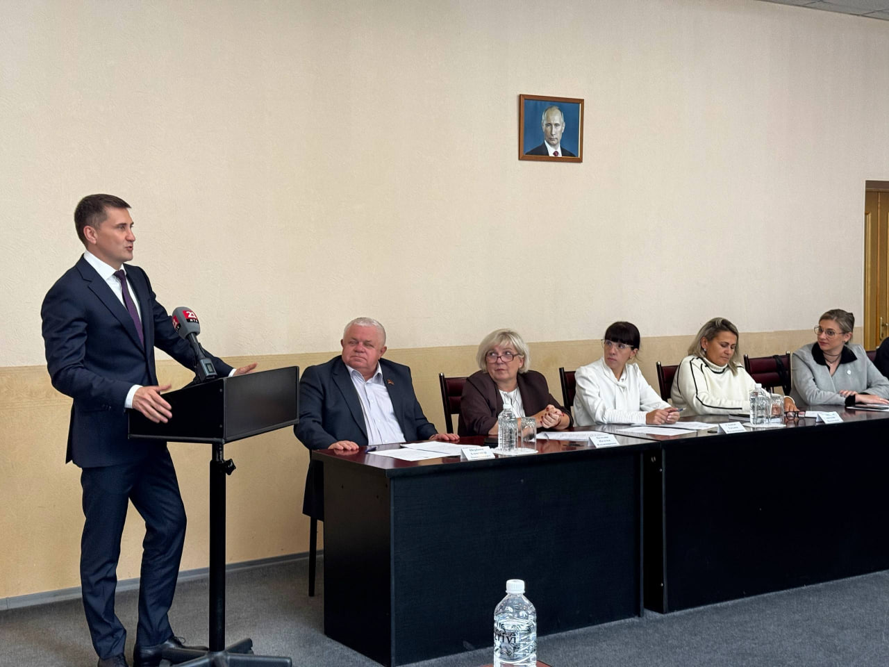 В отставку вышел мэр Биробиджана Максим Семенов Сегодня депутаты городской думы приняли его заявление о сложении полномочий Сегодня мой последний рабочий день на посту мэра Биробиджана Принял решение сложить полномочия Друзья благодарю вас всех за доверие которое вы оказывали мне все эти годы Без вашей поддержки понимания и терпения многое из того что мы сделали вместе было бы невозможно Спасибо всем кто верил в меня и поддерживал на протяжении всего пути написал он