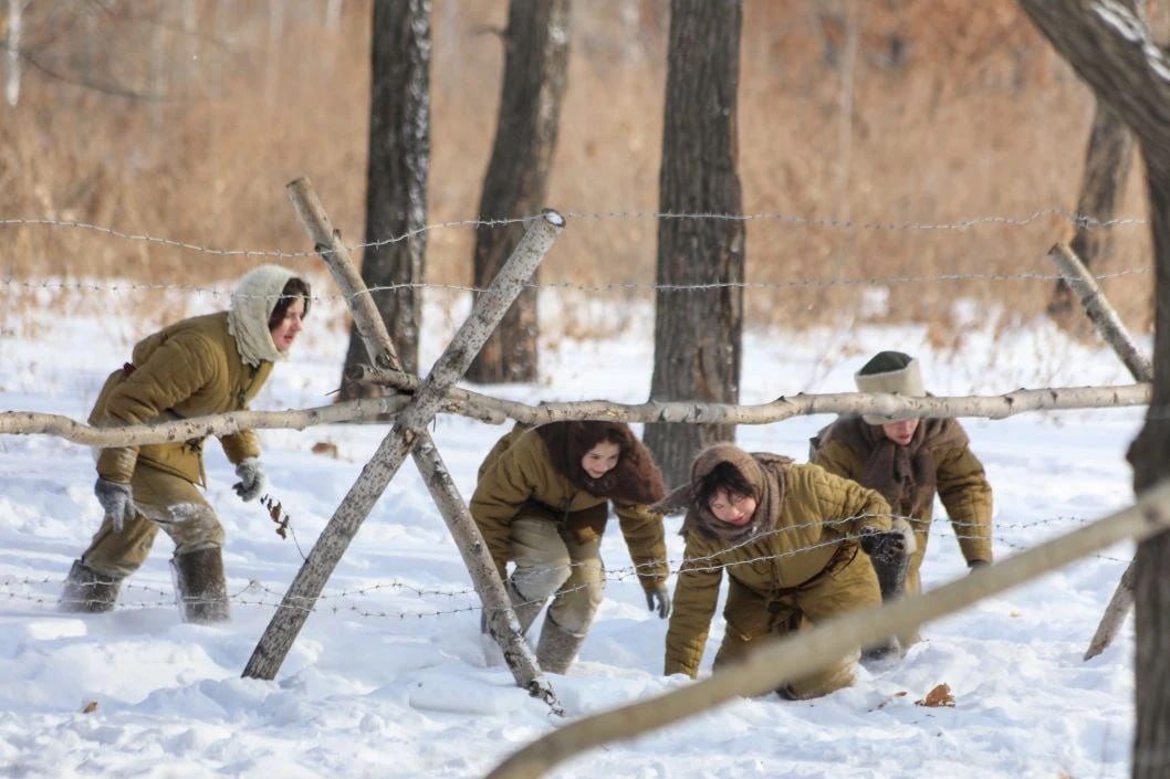 Реконструкция легендарного Волочаевского боя на сопке Июнь Корань прошла в ЕАО На знаменитой сопке Июнь Корань в Смидовичском районе ЕАО прошел межрегиональный военно исторический фестиваль Волочаевские дни Событие приурочили к 104 годовщине сражения решившего исход Гражданской войны на Дальнем Востоке сообщили РИА Биробиджан а пресс службе Заксобрания ЕАО Масштабный праздник собрал руководителей области ветеранов и молодежь из разных регионов страны Участники начали встречу с возложения цветов к памятнику погибшим героям отдавая дань уважения подвигу предков Подробнее читайте по ссылке   riabir ru 476632