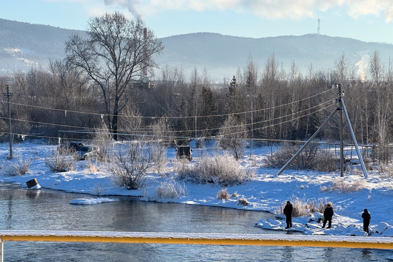 Сматывай удочки разматывай веревку спасатели назвали три предмета которые обязан иметь рыбак при выходе на лед По традиции большое количество любителей рыбной ловли выходят за уловом на лед водоемов И этот вид досуга таит в себе не меньше опасностей чем активный зимний отдых Как напомнил госинспектор Миасского отделения центра ГИМС Евгений Сиротин главное правило зимней рыбалки никогда не выходить на лед не зная его прочности Толщина льда должна быть не менее 7 10 см для одного человека и не менее 15 см для группы Также нужно следить за прогнозами погоды и состоянием льда после перепадов температур оттепелей или сильных морозов Советы рыбакам дали в региональном управлении МЧС Отправляясь на зимнюю рыбалку следует всегда иметь при себе веревку ледоруб а также мобильный телефон с заряженной батареей Этот нехитрый набор позволит оказать помощь себе самому или товарищу а также вызвать подмогу Помимо правильной оценки состояния льда необходимо соблюдать простые меры предосторожности избегать мест с трещинами выходить на лёд лучше с напарником и ни в коем случае не пить алкоголь перед рыбалкой подчеркивает Яна Жукова сотрудник Миасского пожарно спасательного гарнизона