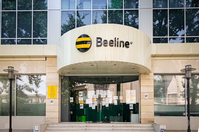 Beeline выполнила условия Комитета по конкуренции и предоставила абонентам возможность управлять функцией ежедневного списания абонентской платы. Надзорный орган в июне предписывал компании пересмотреть условия тарифов.  Теперь абоненты могут включить или отключить функцию суточных платежей через USSD-меню   110# , в мобильном приложении Hambi, в офисах продаж и контактном центре компании:     Telegram     Instagram     YouTube