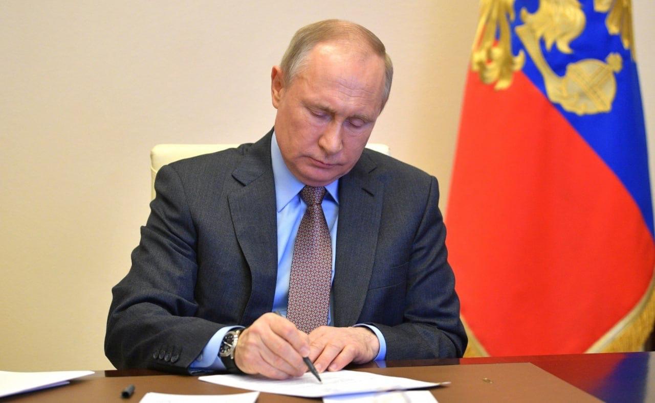 Президент Российской Федерации В.В.Путин направил телеграмму Президенту Республики Узбекистан Шавкату Мирзиёеву, в которой тепло поздравил его с Днём рождения Уважаемый Шавкат Миромонович, примите самые тёплые поздравления по случаю Вашего Дня рождения. Вы по праву пользуетесь высоким авторитетом среди соотечественников и за рубежом. Под Вашим руководством Узбекистан уверенно продвигается по пути экономического и социального развития, играет важную конструктивную роль в региональных и международных делах. Вы лично вносите большой вклад в упрочение отношений всеобъемлющего стратегического партнёрства и союзничества между нашими странами. И мы, конечно, продолжим тесную совместную работу по актуальным вопросам двустороннего сотрудничества на благо дружественных народов России и Узбекистана, в интересах обеспечения региональной стабильности и безопасности. От души желаю Вам крепкого здоровья, благополучия и успехов в государственной деятельности. Владимир ПУТИН #РоссияУзбекистан