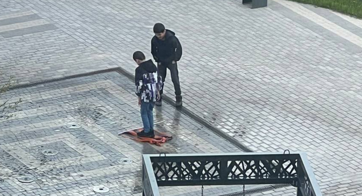 Унижаешь символику — в РФ больше не приедешь Семьи подростков, топтавших Георгиевский флаг в Обнинске, хотят лишить гражданства РФ, заявил министр внутренней политики Калужской области Олег Калугин. Процедуру лишения инициировало следствие. В начале мая в Обнинске двое несовершеннолетних из семей «обрусевших» мигрантов растоптали георгиевский флаг, который они сорвали на одном из домов города. Ситуация попала на видео, после — в интернет. Подростков вместе с их родителями доставили в полицию, они извинились за произошедшее на камеру. Извинения не помогли — было возбуждено уголовное дело по ст. 293 УК РФ «Халатность». Проверялась не сама ситуация, а законность получения гражданства РФ родителями несовершеннолетних. Обе семьи получили статус россиян по программе переселения соотечественников ещё в 2017 году, сразу после произошедшего они уехали из России. Однако теперь их хотят лишить гражданства, чтобы семьи не осели в других регионах России. Решение ожидается в ближайшее время. Лишить гражданства семьи будет справедливо? — да, другим неповадно будет — нет, у нас не лишают и за более тяжкие нарушения #мигранты #россия #законы