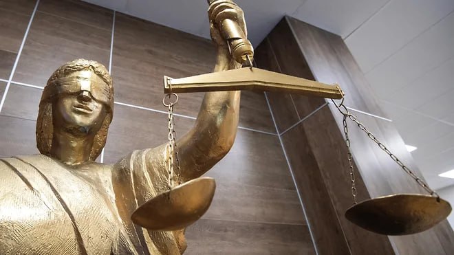 Синергетик обязали выплатить 766 млн дочери депутата Ирека Богуславского В июле 2024 года Карина Богуславская обратилась в суд с требованием взыскать с ответчика 10 7 млрд руб за незаконное использование товарного знака Я люблю свою семью В апреле 2025 года Арбитражный суд Нижегородской области отказал Карине Богуславской в иске Апелляционный суд отменил решение первой инстанции и признал использование нижегородской организацией товарного знака незаконным Фото Коммерсантъ Артемий Шуматов kommersantkazan