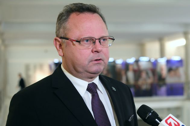 Замглавы МИД Польши Шейна не выходит на работу из-за проблем с алкоголем Заместитель министра иностранных дел Польши Анджей Шейна вынужден был покинуть пост, взяв неоплачиваемый отпуск в связи с хроническим пристрастием к спиртному. Как сообщает издание Fakt, возвращение политика на должность остаётся под вопросом. Согласно имеющимся данным, отпуск Шейны продлится до 30 июня 2025 года. Шейна появлялся в состоянии опьянения на встречах с избирателями, а в служебном кабинете хранил запасы алкоголя. По свидетельствам собеседников, лишь в редкие дни от него не исходил характерный запах.