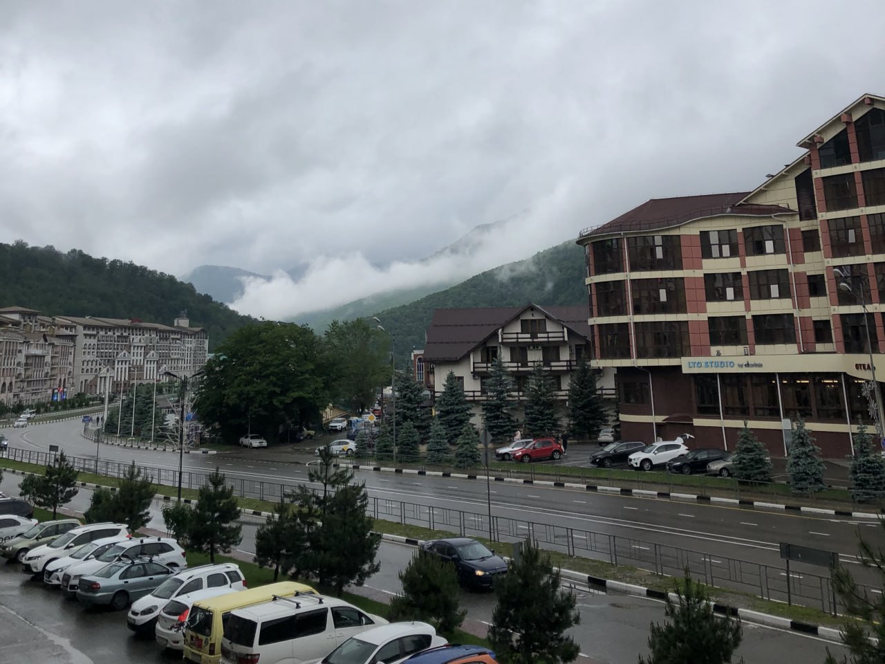 Власти Кубани в зимний сезон 2025 2026 годов ожидают около 3 млн туристов Краснодарский край планирует принять около 3 млн гостей в зимний сезон 2025 2026 годов Самая высокая загрузка ожидается в Сочи где туристический поток составит 1 5 млн человек Экономикавпечатлений