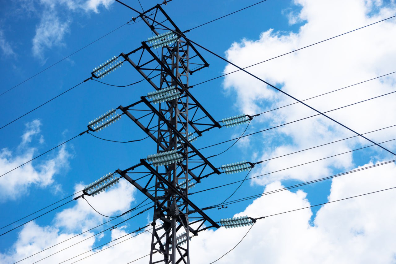 Министерство тарифной политики края и Красноярскэнерго филиал Россети Сибирь подписали регуляторное соглашение на 10 лет В рамках этого соглашения на развитие электросетевой инфраструктуры региона до 2036 года будет направлено почти 70 млрд рублей По словам министра тарифной политики Александра Ананьева цель соглашения повысить прозрачность регулирования и обеспечить надежность работы электросетевого комплекса И о директора филиала Россети Сибирь Красноярскэнерго Антон Лукин добавил что средства пойдут на обновление сетей модернизацию подстанций и исполнение договоров льготного техприсоединения prmira news