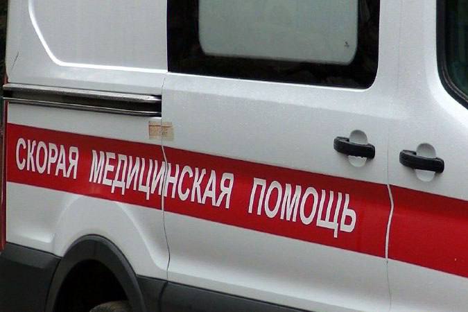 Упал с третьего этажа  В Республиканскую клиническую больницу был доставлен 61-летний тираспольчанин. Скорую вызвала дочка пострадавшего. Мужчину с закрытым переломом ребра и травмой позвоночника госпитализировали в реанимационное отделение.  Правоохранители выяснили: горожанин выполнял ремонтные работы на балконе своей квартиры на третьем этаже, производил монтаж и обшивку поверхности металлическими листами. Дочь находилась внутри жилища, услышала лишь грохот. Когда выбежала на балкон, увидела отца на земле.  Врачи на протяжении нескольких дней делали всё необходимое, чтобы стабилизировать состояние пострадавшего. Сейчас он чувствует себя удовлетворительно. Пациент готовится к выписке для прохождения дальнейшего лечения амбулаторно.   По данному факту проводится доследственная проверка.     Пресс-центр МВД ПМР