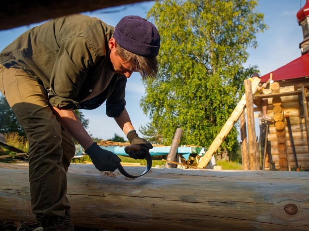 В Архангельской области снова появится реставрационный студотряд Первые практические работы нового отряда запланированы на июль 2026 года Средства гранта будут направлены на приобретение специализированного инструмента организацию питания во время летних работ а также на проведение просветительских мероприятий связанных с сохранением культурного наследия Севера Автор идеи аспирант САФУ участник студенческого отряда экскурсоводов Биармы Илья Шергольд Его предложение получило поддержку Фонда Потанина Если хотя бы один из ста участников отряда в будущем свяжет свою жизнь с реставрацией это уже станет значимым результатом Наш проект может стать первой ступенью для молодых специалистов Фото пресс службы областного правительства