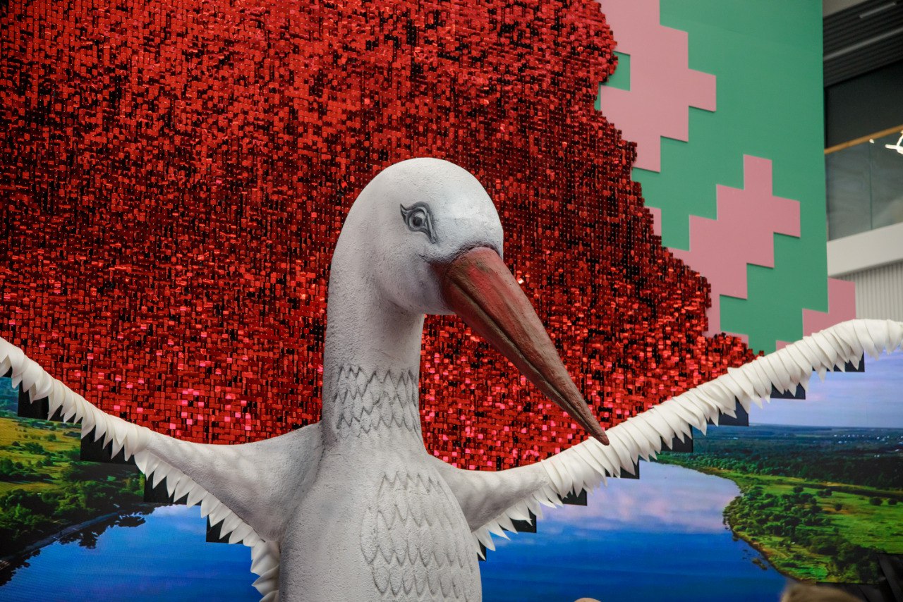 Достижения люди традиции На этой неделе начинает работу выставка Моя Беларусь От сбережения и поддержания традиций до прорывных открытий в промышленности науке спорте это и многое другое можно будет посмотреть на масштабной выставке Моя Беларусь в Минске С 19 декабря на площадке ММВЦ BELEXPO развернутся более десяти тематических интерактивных площадок На стенде ГПО Белэнерго будут представлены уникальные макеты крупнейших в стране станций и подстанций расскажут как устроены энергообъекты и какие современные технологии используют в своей работе энергетики Дата с 19 12 2025 по 23 02 2026 Место проведения ММВЦ BELEXPO Адрес ул Павлины Меделки 24